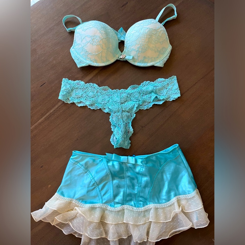 VTG Victoria’s Secret 3 piece lingerie set